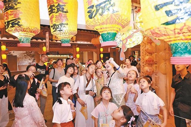 “屿见闽南”文化讲解员上线 为游客深度解读闽南历史与非遗故事