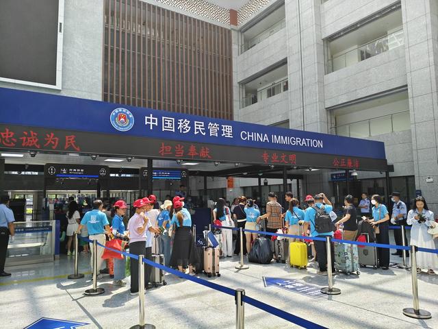 广西峒中口岸迎来首个越南旅游团入境