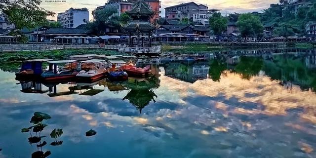 富顺西湖雨落枯荷的轻声漫语，听懂的会有大悟