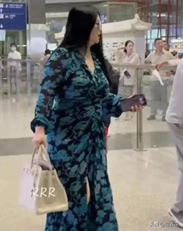 49岁李湘机场现身，200斤气场强，感觉走路肉都在颤 ​，有钱真好