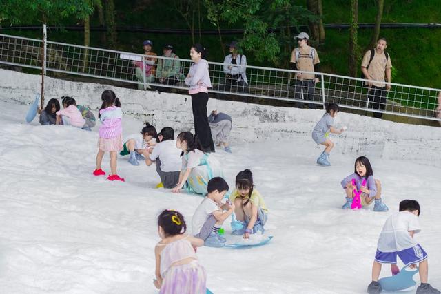 九皇山 0℃冰瀑戏雪遇万只流萤，重塑川渝避暑新标杆