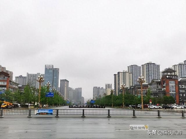 雨中漫步乐山城