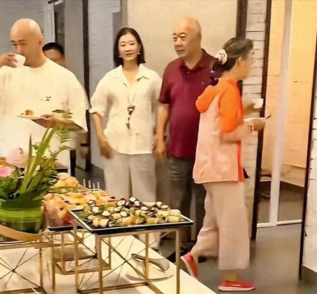 宋祖英私下聚会被曝光，穿棉麻服装短发亮相，完全颠覆你的印象