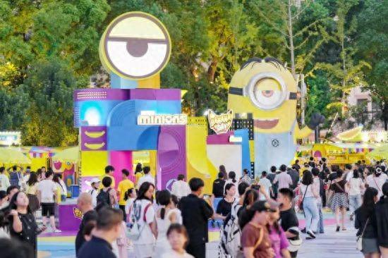 “文旅商体展”深度融合 巨型小黄人登陆南京路