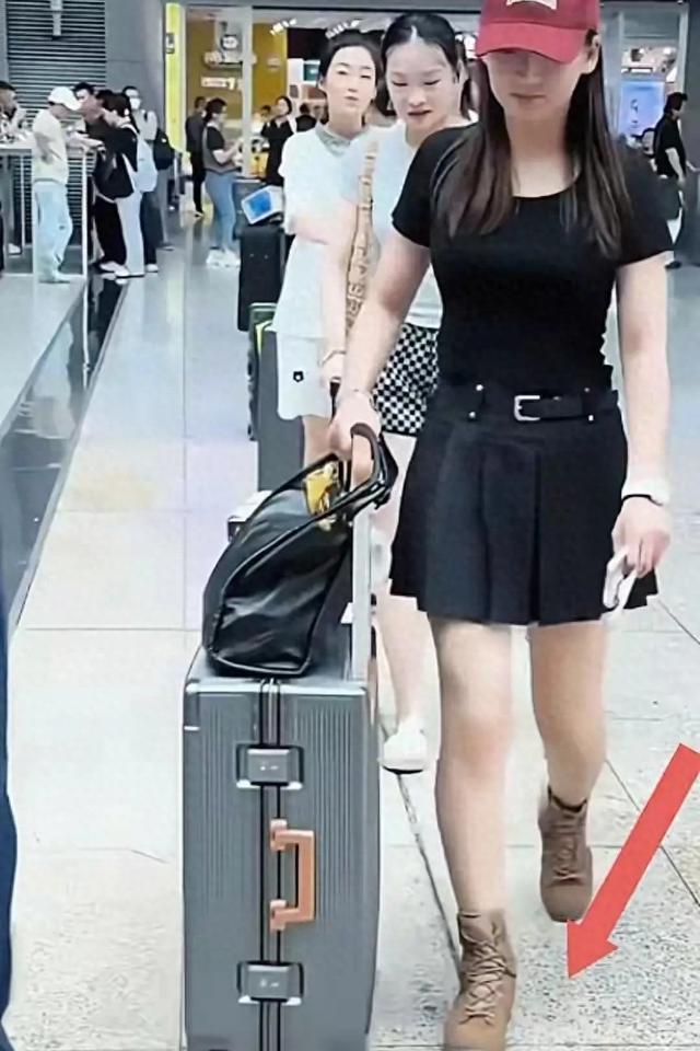 93阅兵女兵返程，部分靴子来不及换，个个都长得高，英姿飒爽真靓