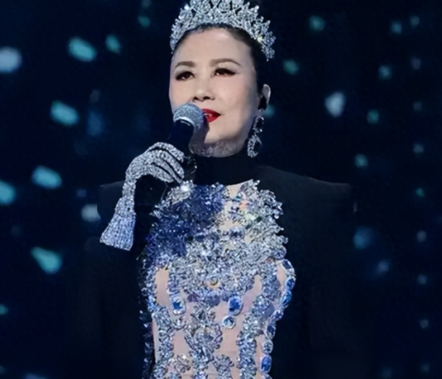 78岁连路都走不稳还开演唱会	，全网骂声一片，她却扬言回馈粉丝