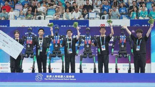 双足“秀肌肉”，四足“抢地盘”，机器人明战为何掀起存储暗战？