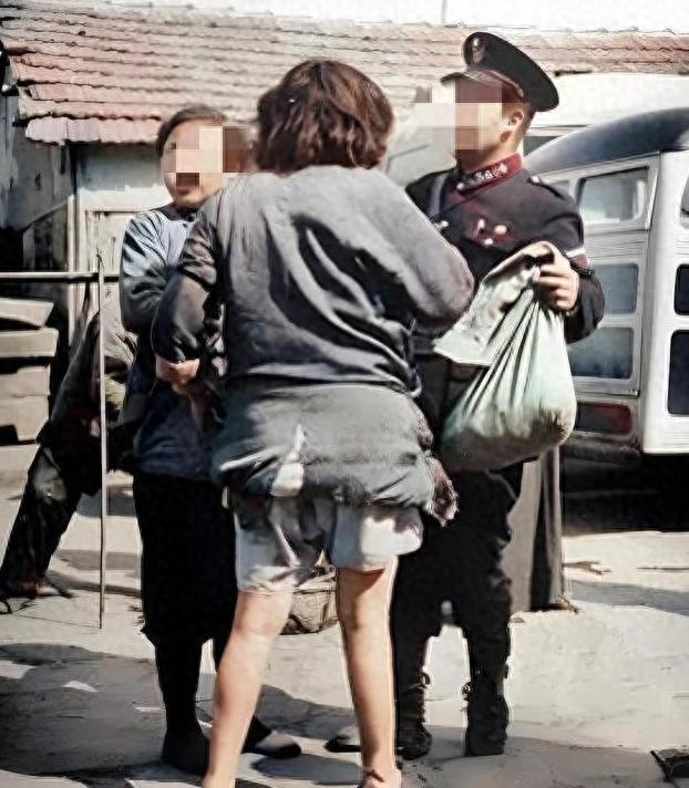 流浪汉因无暂住证被收容，警察看到他填的姓名大惊：你是王耀军？