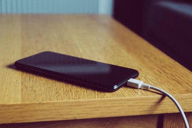 这样充电，严重影响手机寿命！