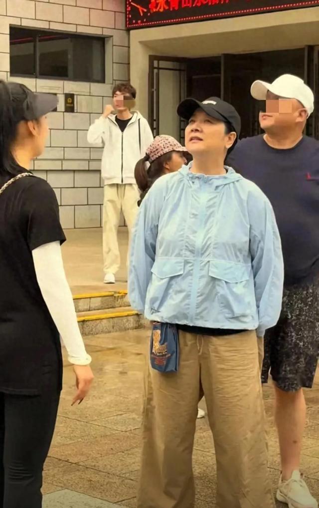 太白山偶遇陈小艺，57岁素颜遛弯，发福明显真成普通阿姨了