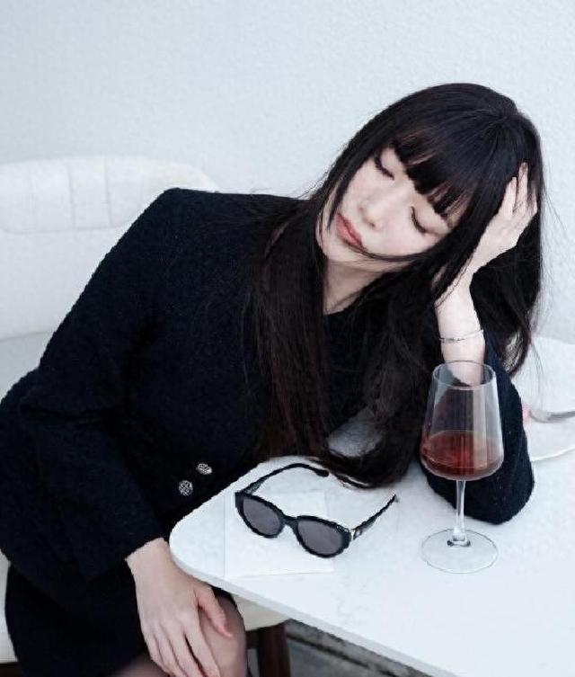 高额头女生适合什么刘海发型（江疏影新造型你打几分厚重齐刘海搭黑框眼镜）