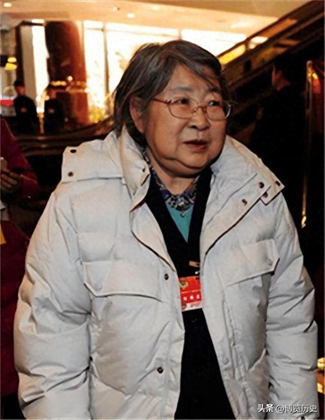 1981年李敏病倒后独自住院，秦基伟得知后下令：把孔令华调到北京