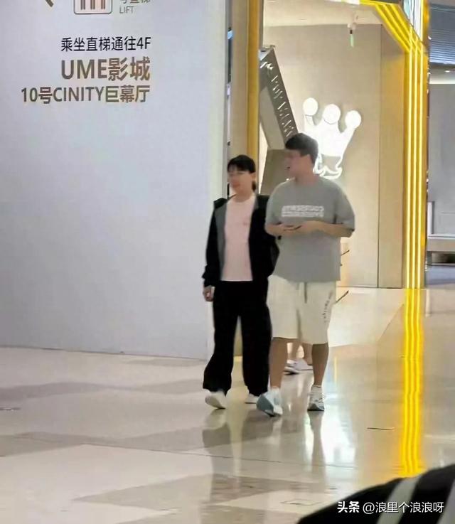 冠军陈幸同回国啦，立刻和男友周启豪逛街秀恩爱！