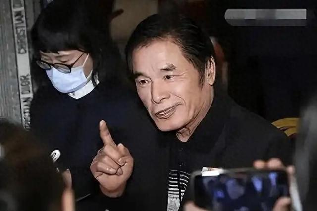 他和6个老婆共处一室，每人每月7万零花71岁宝刀未老娶小20岁娇妻