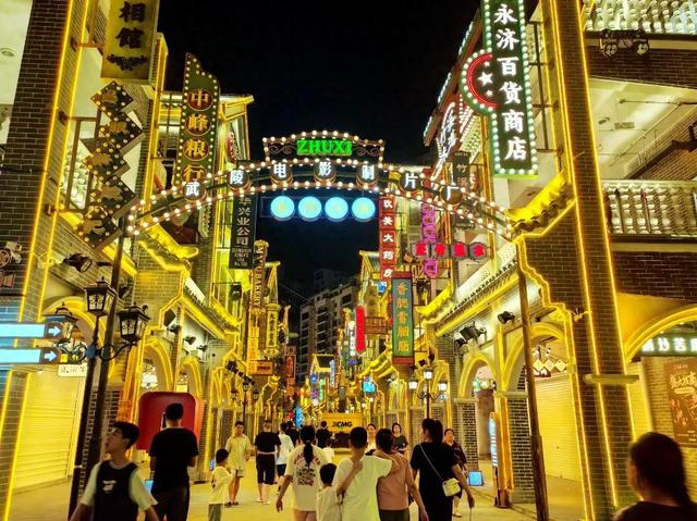 武陵不夜城光影街开街游玩全攻略来啦！好吃好玩又好拍，速速收藏！