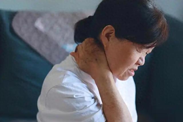 女性有没有衰老，“上半身”会说话，若一个没中，恭喜你还年轻！