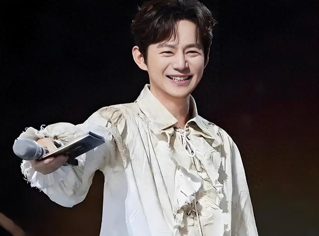 事实证明，无妻无子、身价过亿、做了51年老好人的何炅，才最凉薄