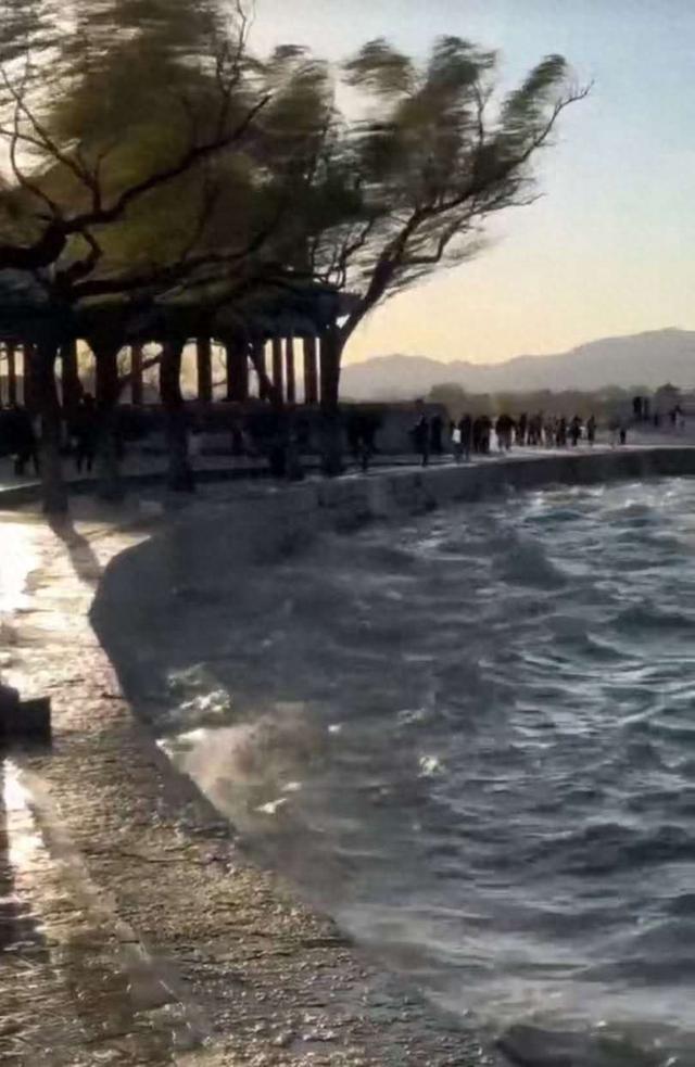 “都说了北京有海吧！”颐和园昆明湖水面被大风吹出“海浪”，网友：豆汁开锅了吗？