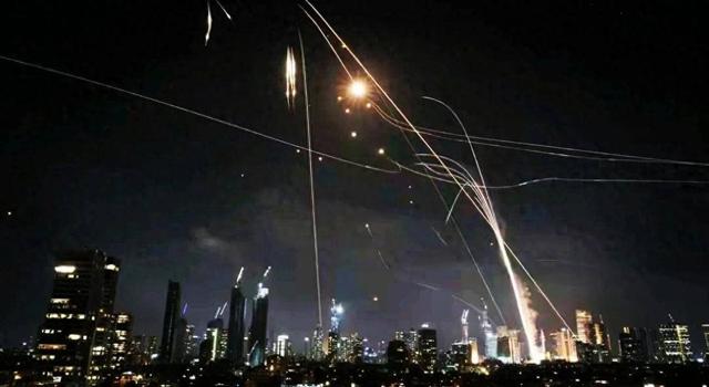 伊朗75枚导弹突破防线！以色列承认损失惨重，最致命弱点暴露无遗