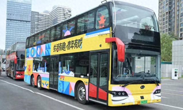 “车上看戏、沿途打卡、互动有奖”，岳麓山青年戏剧季“戏剧巴士”正式开跑