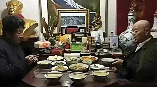 这是李讷晚年和丈夫吃饭的珍贵照片，非常朴素节俭，跟老百姓一样