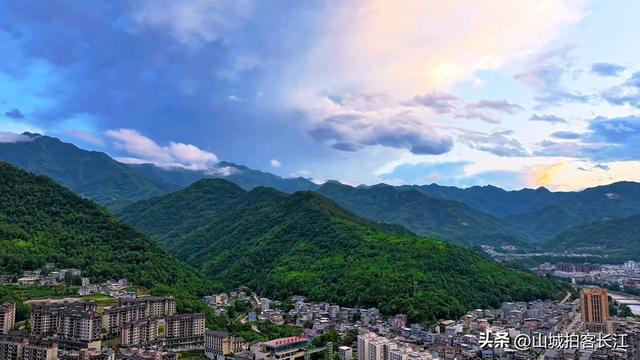 四川平替九寨沟的宝藏小城，藏着川西所有秘境奇景，你知道它吗？
