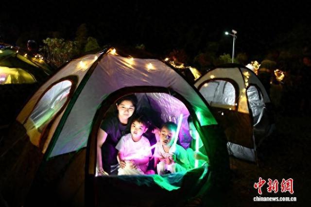 鄂湘赣游客露营黄龙山 共赴浪漫星空之约