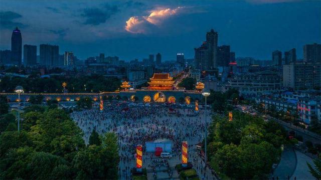 曲靖入夜时 聚拢是烟火 摊开是千年