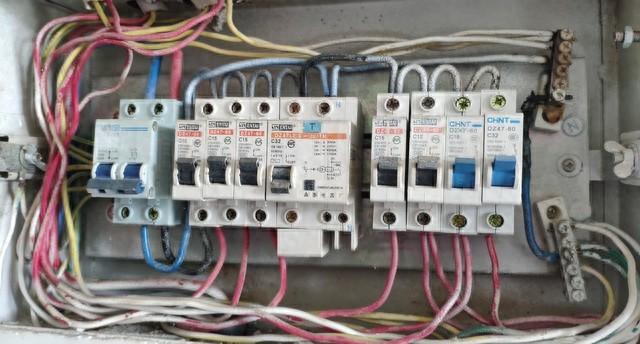 家里电闸跳了推上去没电（洁修哥支招跳闸推不亮轻松三步找回光明）