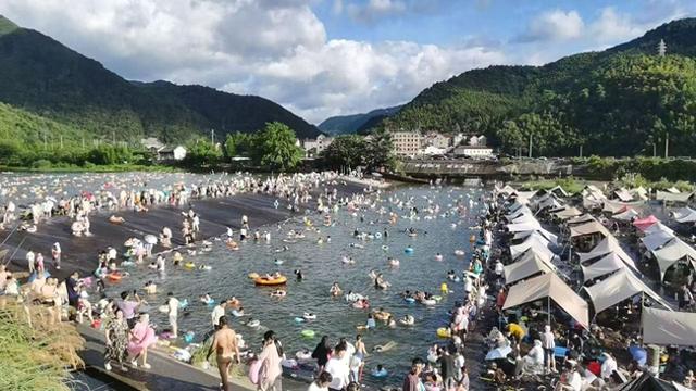高峰期每天2.5万人涌入，杭州这里爆火，游客：跟“下饺子”一样