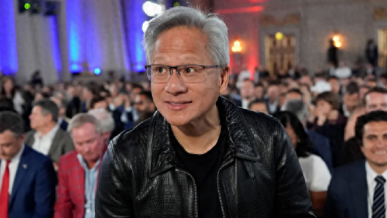 “我们需要最聪明的人”：OpenAI、英伟达CEO对特朗普H-1B签证费用的反应