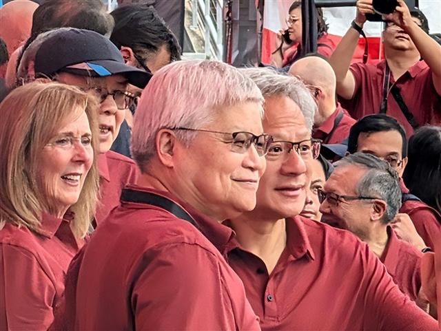 黄仁勋参加台积电运动会：大喊“台积电我爱你 我也是你们的家人”