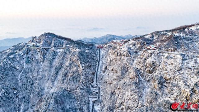 泰山冬日初雪 漫山银白如画