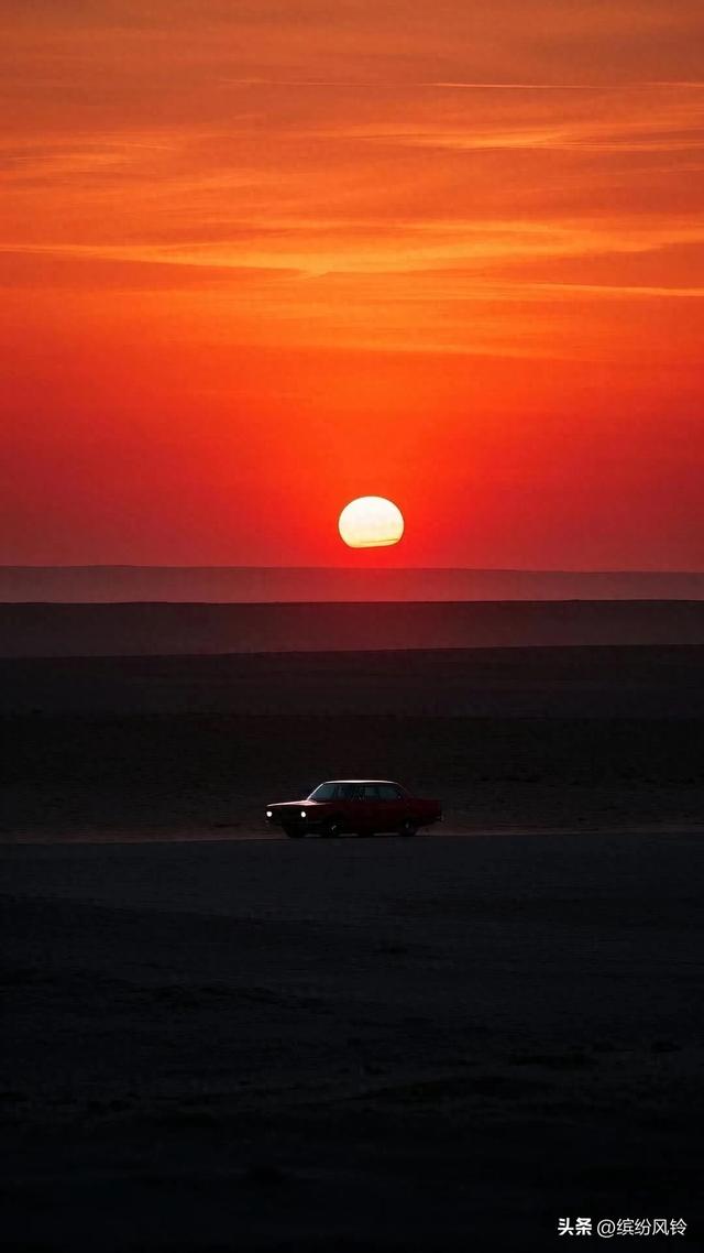 黄昏泼洒出漫卷的橘红