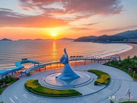 自驾车露营地：山东威海乳山银滩免费房车床车停车场自驾车露营地