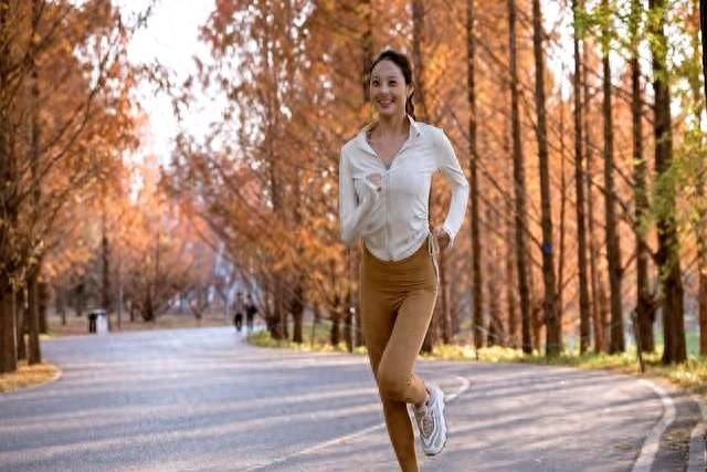 人到中年，一个女人开始频繁运动、健身，往往说明一个问题