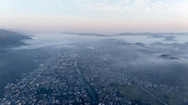 晨曦云雾裹酉城 龙潭古镇美如画