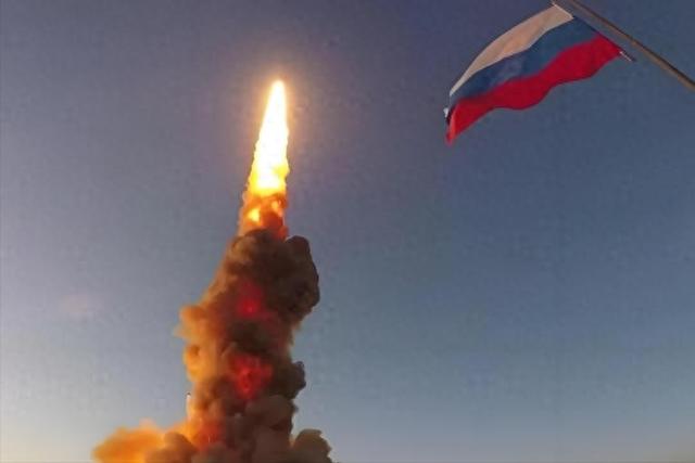 以为俄罗斯不敢动？美方刚扣油轮，普京一发“榛树	”炸穿利沃夫！