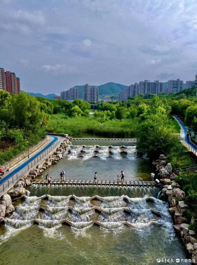 俯瞰龙鼎滨河公园，满眼翠绿清凉一夏