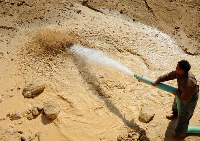 怕稀土被中国“卡脖子”，美财长重提关税威胁，欧盟闻着味就来了