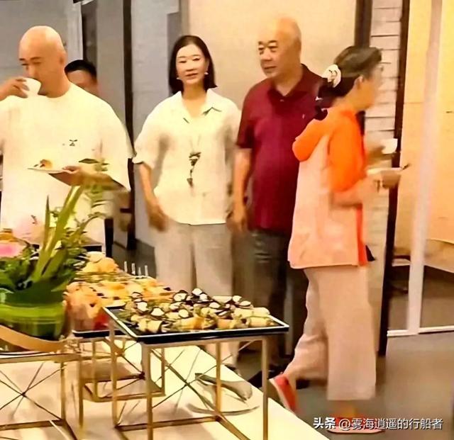 宋祖英私下聚会照流出，穿棉麻衣留短发，印象被完全颠覆了！