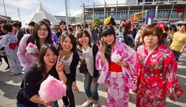 大量日本游客涌入北京，打着旅游幌子不去旅游不吃美食，为啥来？