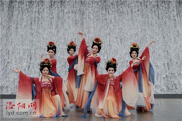 水往天上流！河南首个“反重力瀑布”亮相洛阳龙门古街