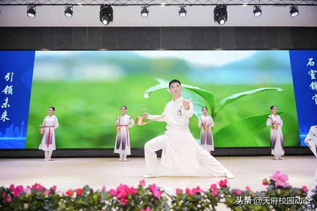 诺奖得主走进石室锦官中学 家校社携手点亮孩子的科学梦
