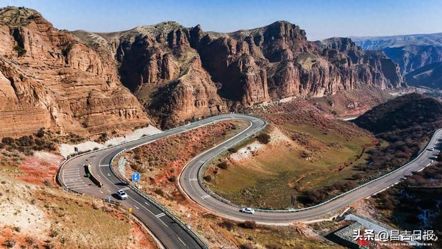 呼图壁县秋染丹霞路 美景入画来