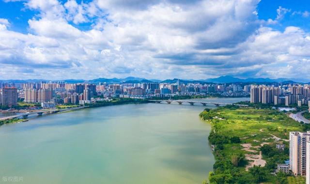 国内最有 “割裂感” 的城市之一！浪漫不失烟火，海鲜档吃到扶墙出