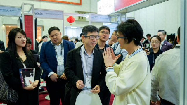 从中国到新加坡，AI眼镜如何破圈？