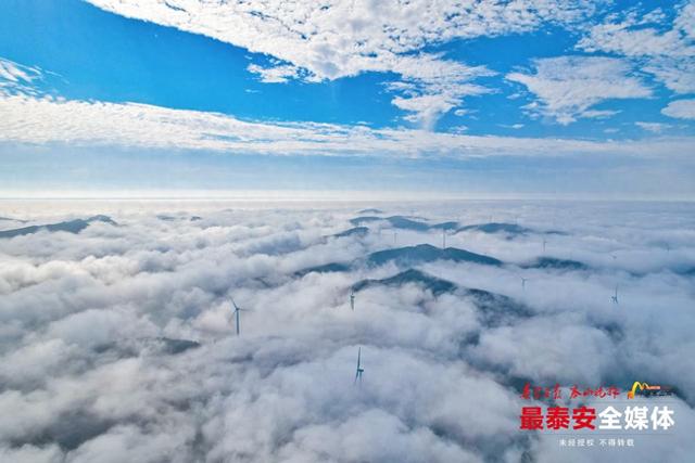 望岳美图丨秋霁笼旧县，云雾漫山生