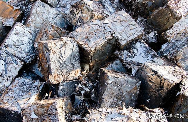 特朗普抵京前，美国先通知中国，不想谈2件事	，中方大规模抛美债