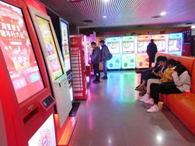 暴富奇缘！女子躲雨随手刮中100万，店主直呼：第六张就出大奖！